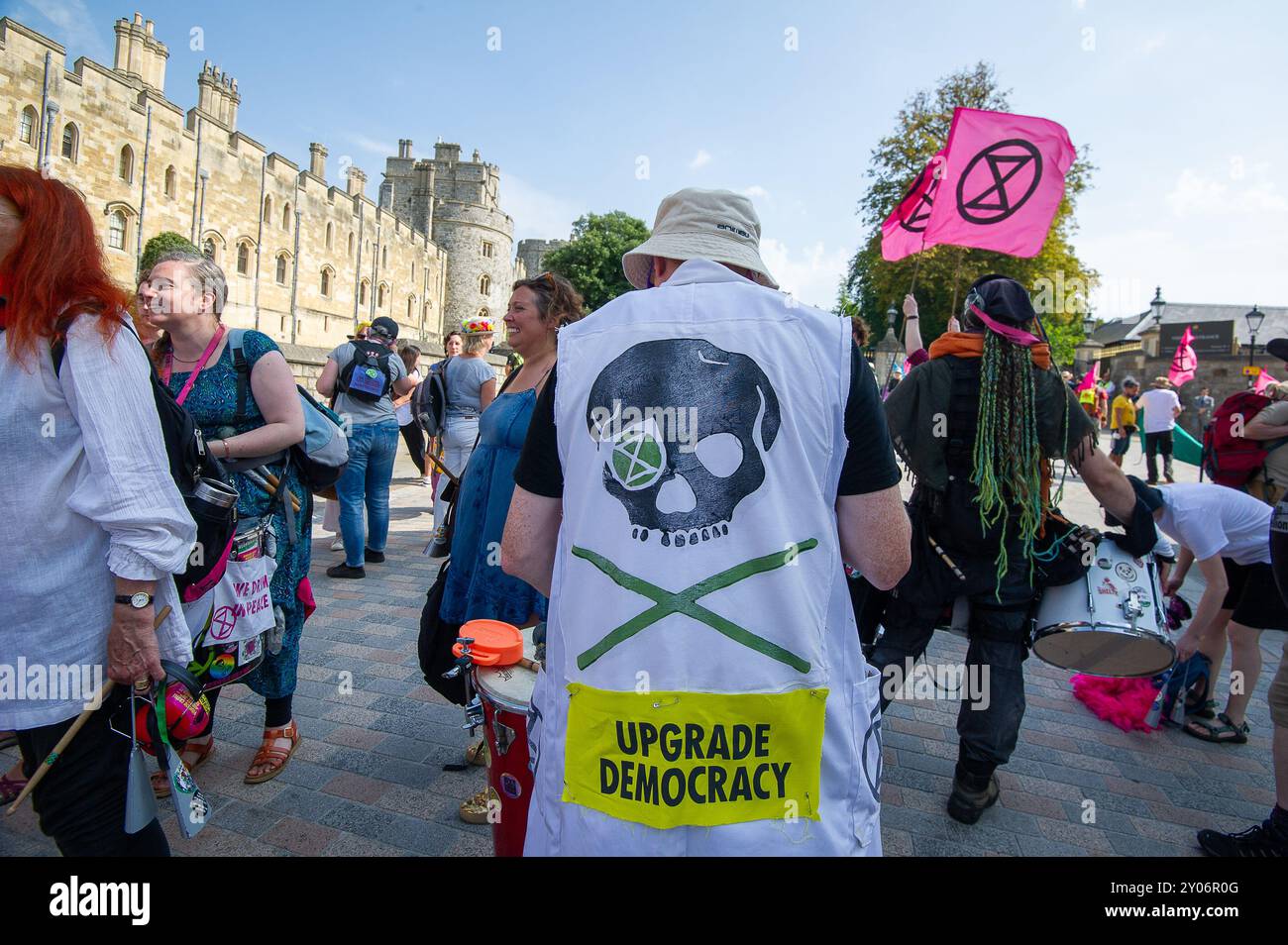 Windsor, Berkshire, Regno Unito. 1 settembre 2024. Centinaia di manifestanti per il clima della ribellione dell'estinzione si sono recati oggi a Windsor, Berkshire, come parte del loro weekend di protesta di tre giorni a Windsor. Marciarono dal loro accampamento a Home Park attraverso le strade fino al Castello di Windsor, dove tennero una manifestazione e attirarono visitatori e residenti. XR afferma che “l’Upgrade Democracy riguarda la ribellione contro i fallimenti sistemici del governo e le bugie che creano un sistema ingiusto. Un sistema che eviti di intraprendere azioni urgenti per il clima e anteporre la vita all'avidità e al potere”. Credito: Mauree Foto Stock