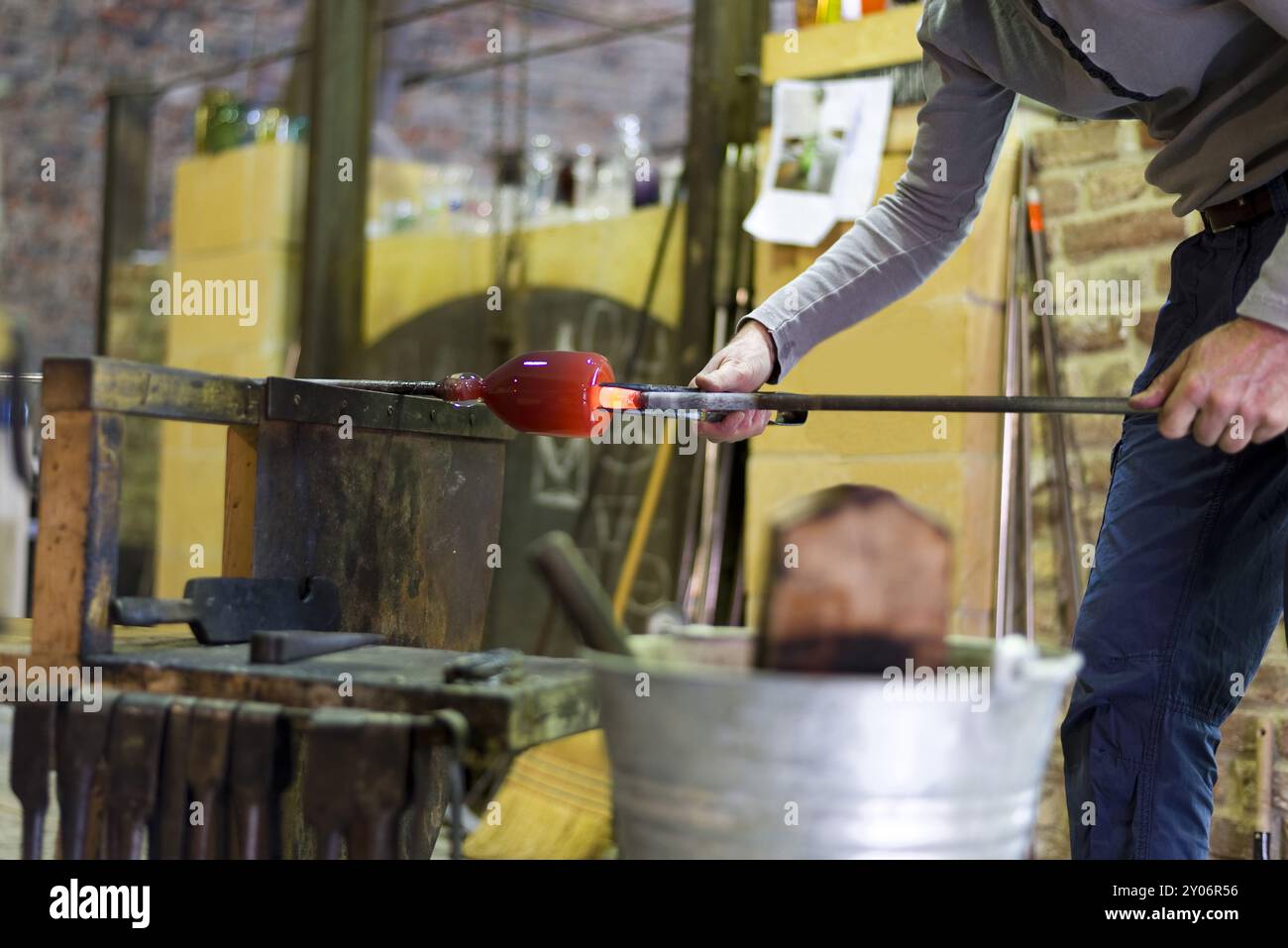 Soffiatore di vetro che elabora un bianco, Gernsheim, Renania settentrionale-Vestfalia Foto Stock