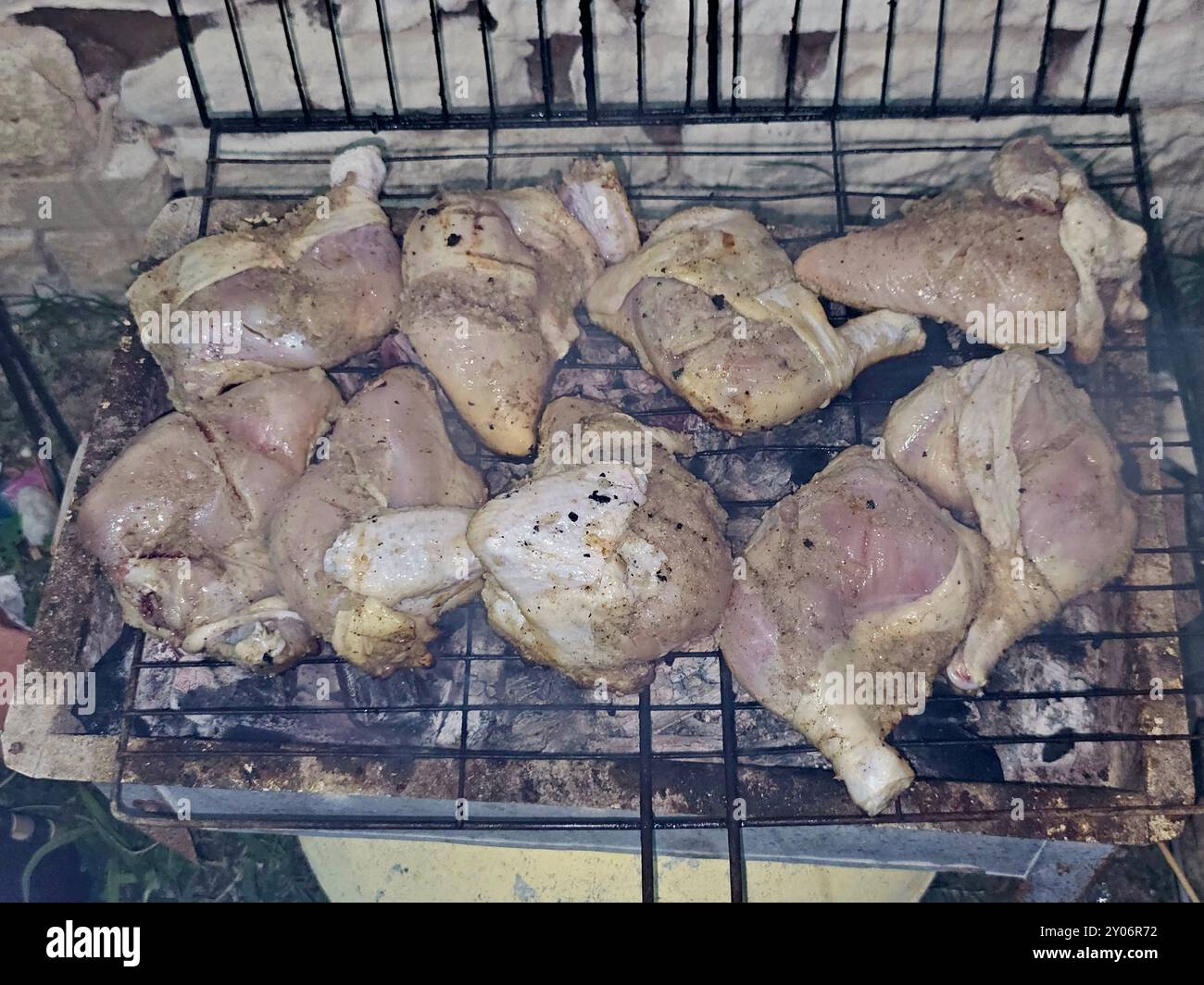 Quarti di pollo su griglia grigliati e grigliati con fiamma di carbone, grigliata di carne di pollo cotta su carbone, festa al barbecue di pollo Mesahab di notte, s. Foto Stock