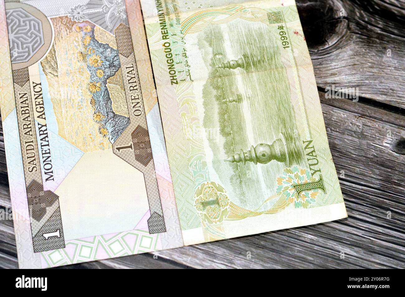 Banconota di riyal dell'Arabia Saudita e 1 banconota in contanti dello Yuan cinese emessa dalla Banca Popolare Cinese, dall'Arabia Saudita e dal cambio valuta cinese Foto Stock