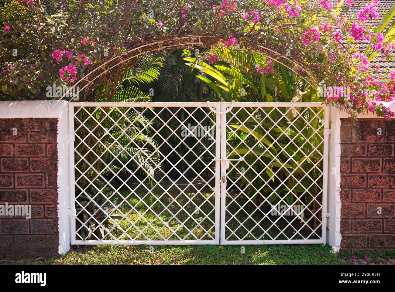 GOA, India - 27 febbraio 2024: Cancelli chiusi di fronte all'ingresso del giardino. Foto Stock