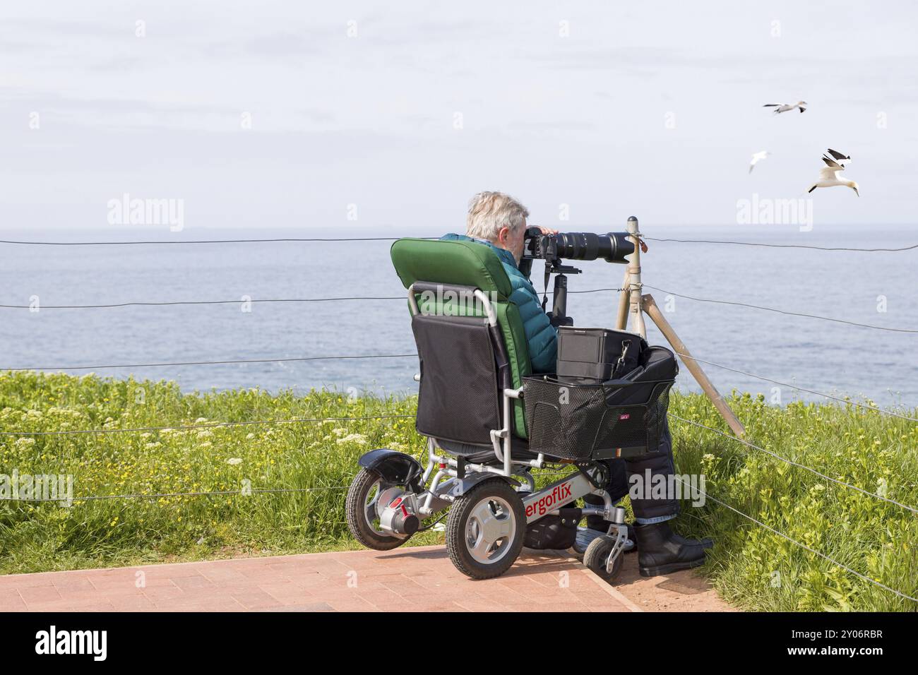 Fotografo disabile su Helgoland in cerca di un motivo Foto Stock