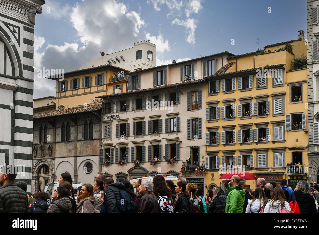 Folla di persone che partecipano al tradizionale scoppio del Carro, un evento pubblico che si tiene ogni domenica di Pasqua, Firenze, Italia Foto Stock