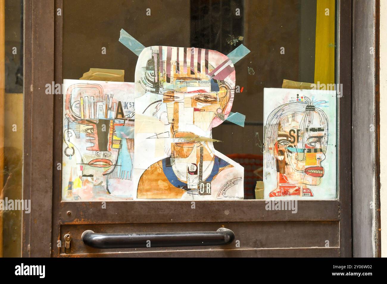 Alcuni disegni dell'artista toscano Michele Vannucchi, attaccati alla porta d'ingresso del suo studio a Firenze, Toscana, Italia Foto Stock