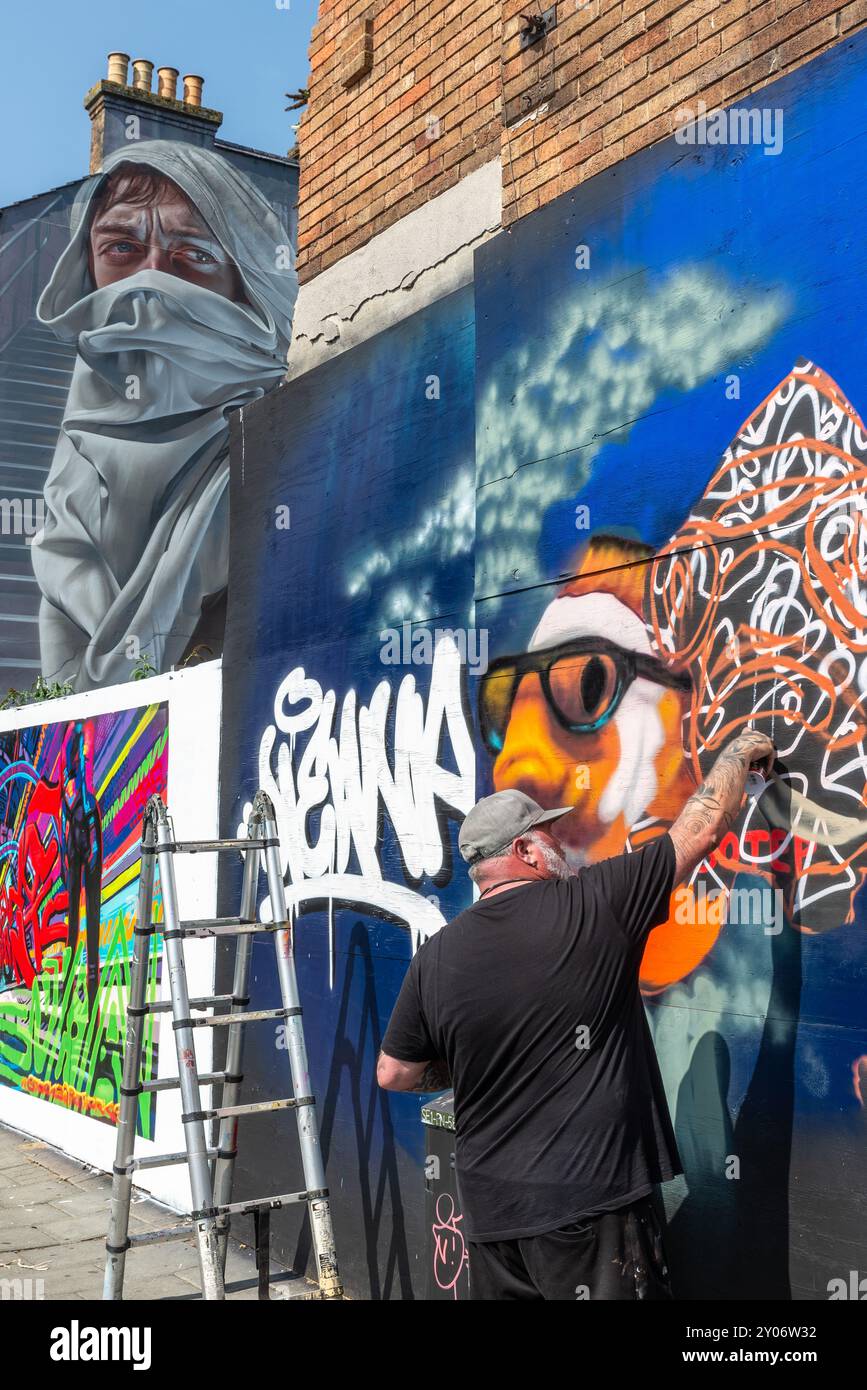 Southend on Sea, Essex, Regno Unito. 1 settembre 2024. Southend continua a celebrare il suo status di città con l'evento City Jam. Oltre 200 artisti di strada locali, nazionali e internazionali stanno mostrando le loro abilità in varie località del centro città. Sono state allestite alcune pareti temporanee, ma gli artisti stanno anche decorando i lati di edifici, case e altre strutture permanenti. Gli artisti possono essere visti lavorare sui murales intorno alle strade e alle proprietà. I pezzi temporanei rimarranno in mostra per un breve periodo dopo il completamento Foto Stock