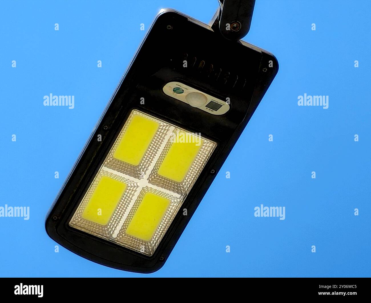 Lampione solare con perline a LED, luce bianca diurna, con pannelli solari, luce a palo con sensore di movimento, energia rinnovabile pulita, per l'uso davanti a te Foto Stock