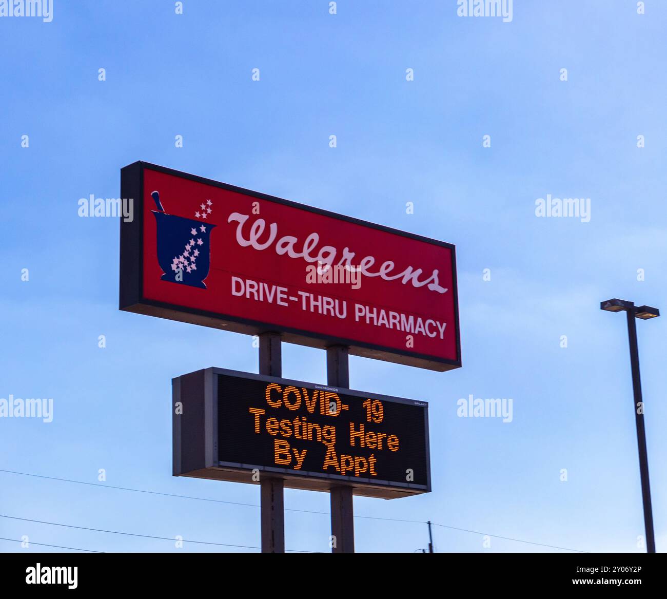 Walgreens Sign Advertising Covid Testing Foto Stock