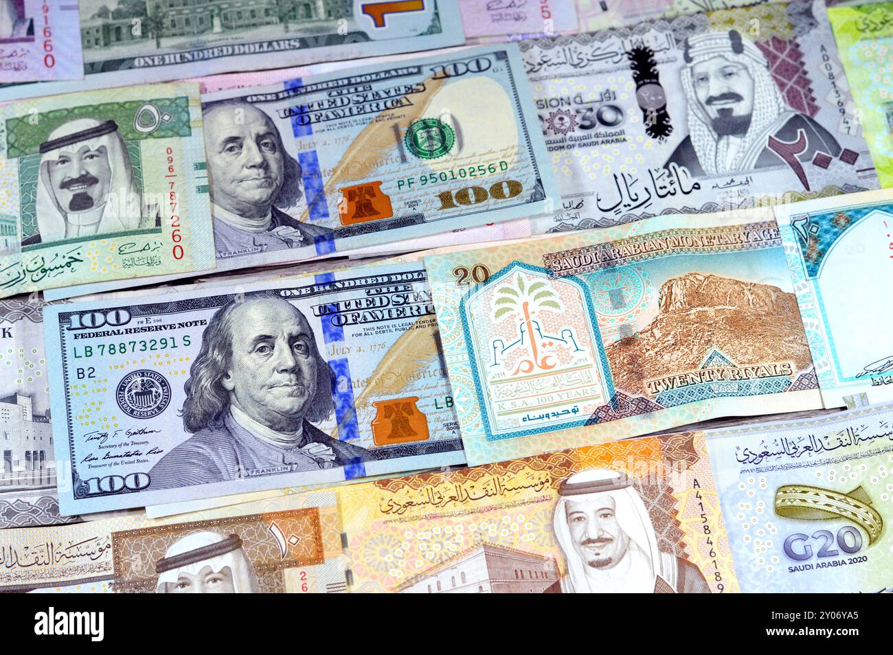 Dollari americani banconote USD e SAR Arabia Saudita banconote di riyal banconote, di diversi valori, moneta e stato economico del curre Foto Stock