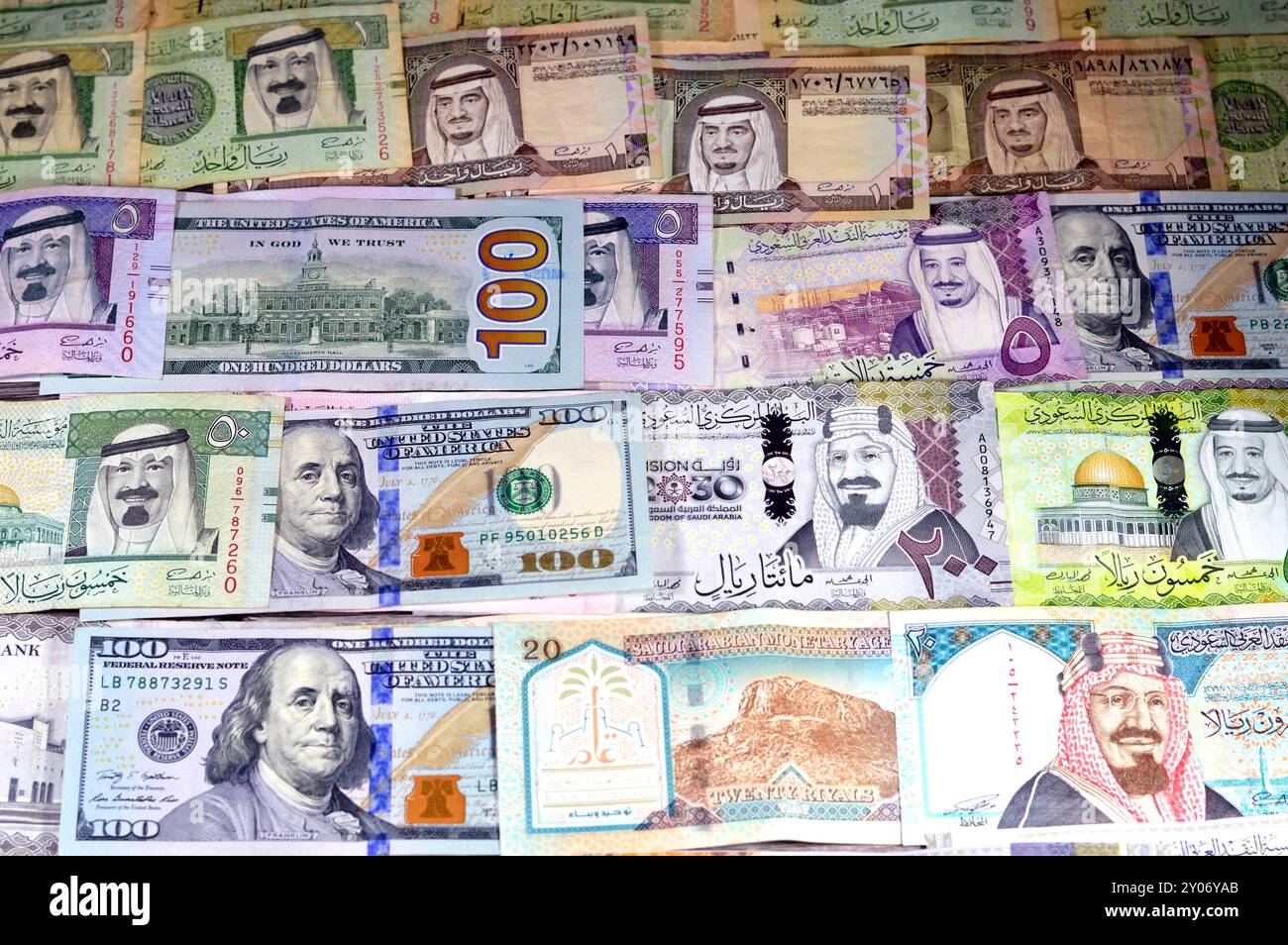 Dollari americani banconote USD e SAR Arabia Saudita banconote di riyal banconote, di diversi valori, moneta e stato economico del curre Foto Stock