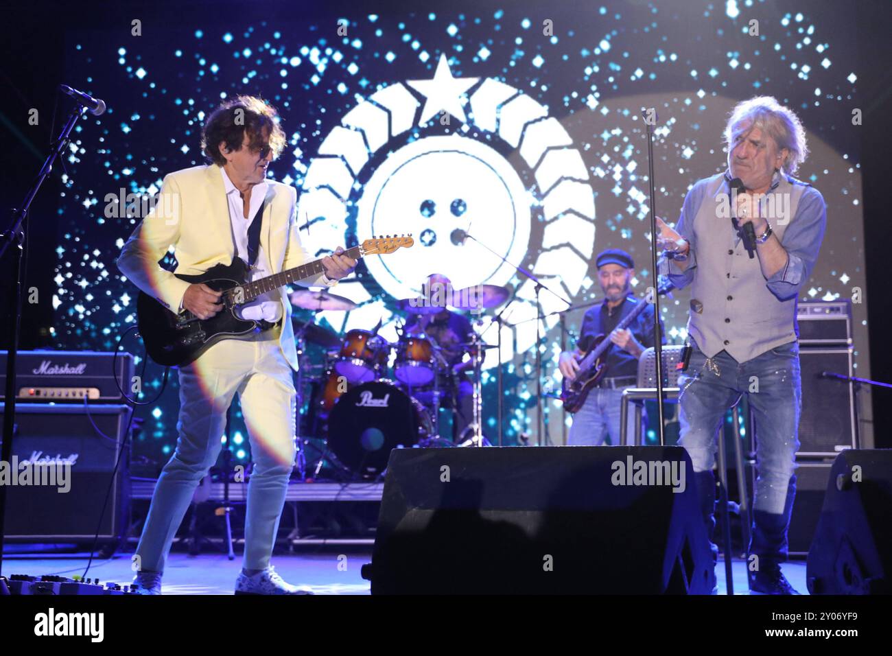 Spalato, Croazia, 310824. Concerto del gruppo Bijelo dugme, come parte del tour dell'anniversario di Dozivjeti stotu, di fronte al club Porat di Stinice. Foto: SASA Buric / CROPIX Split Copyright: XxSasaxBuricx/xCROPIXx dugme koncert23-310824 Foto Stock