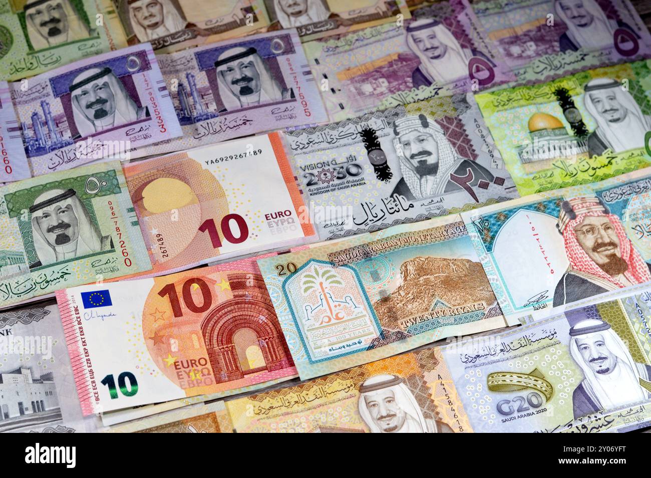 Moneta europea banconote in euro euro euro e RAS in Arabia Saudita banconote di riyal banconote, di valori diversi, moneta e stato economico della valuta Foto Stock