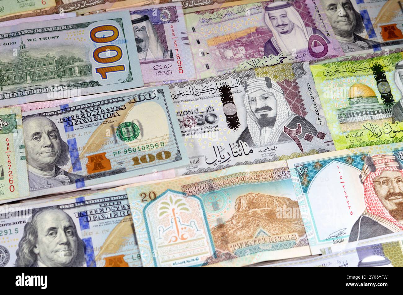 Dollari americani banconote USD e SAR Arabia Saudita banconote di riyal banconote, di diversi valori, moneta e stato economico del curre Foto Stock