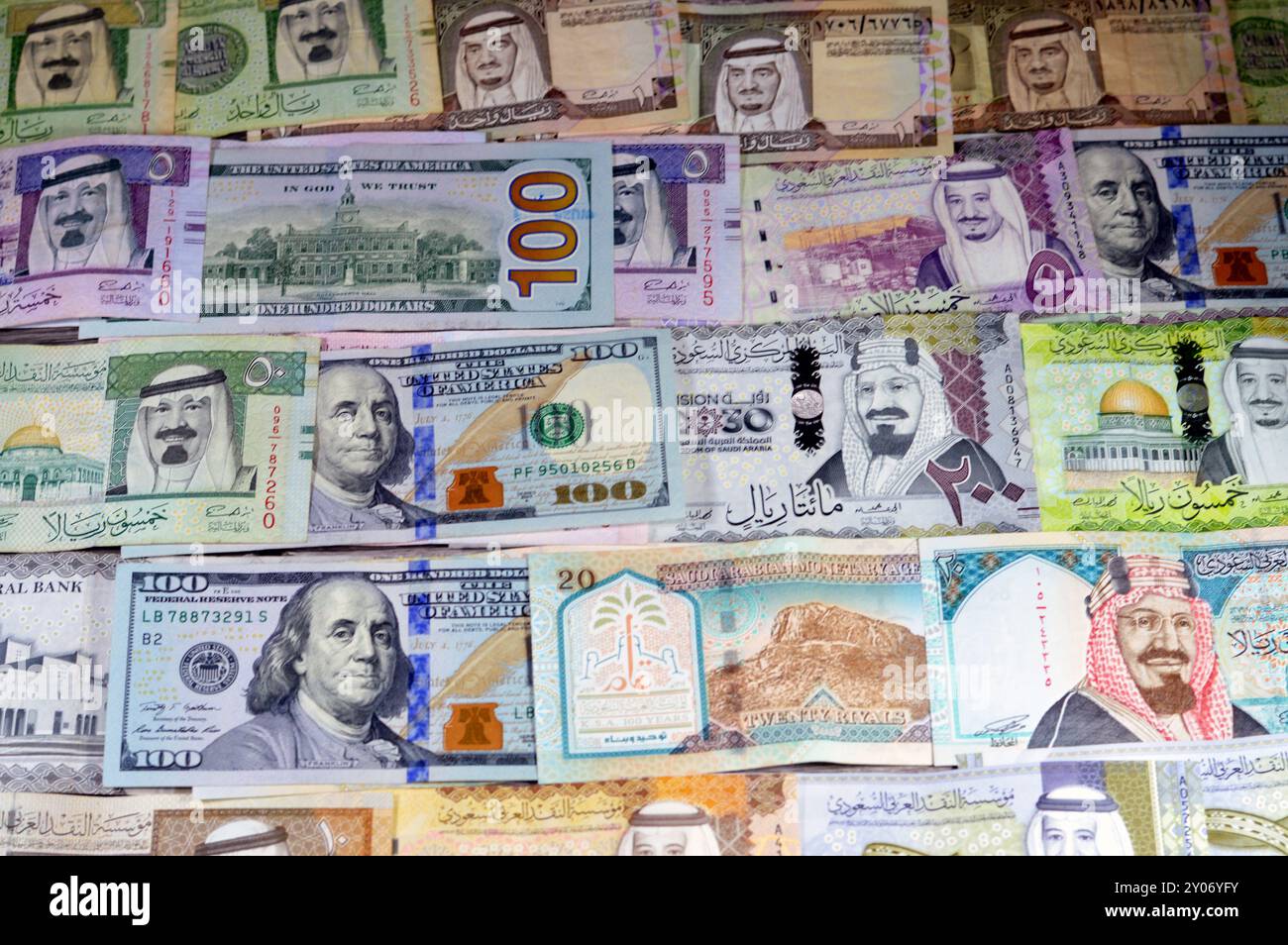 Dollari americani banconote USD e SAR Arabia Saudita banconote di riyal banconote, di diversi valori, moneta e stato economico del curre Foto Stock