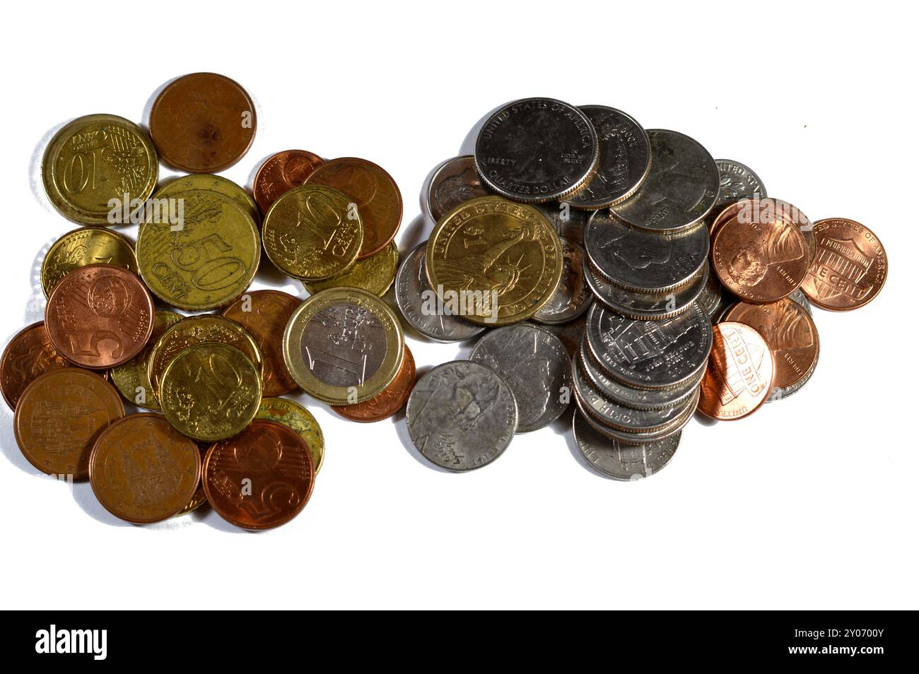 Monete monetarie europee e americane, dollari americani, euro euro euro in contanti con dollaro, monete in euro, diversi valori di centesimi, Europa e A. Foto Stock