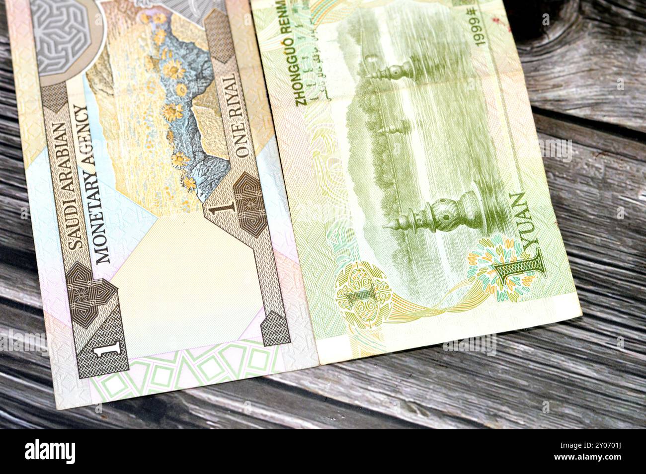 Banconota di riyal dell'Arabia Saudita e 1 banconota in contanti dello Yuan cinese emessa dalla Banca Popolare Cinese, dall'Arabia Saudita e dal cambio valuta cinese Foto Stock