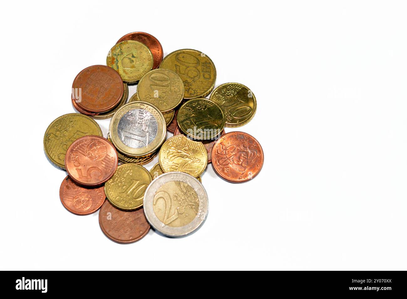 Mucchio di euro e centesimi, fondo di monete di vari valori, 2 euro, 1 euro, cinquanta 50, venti 20, 10 dieci, 5 cinque, 2 due centesimi e 1 centesimo Foto Stock