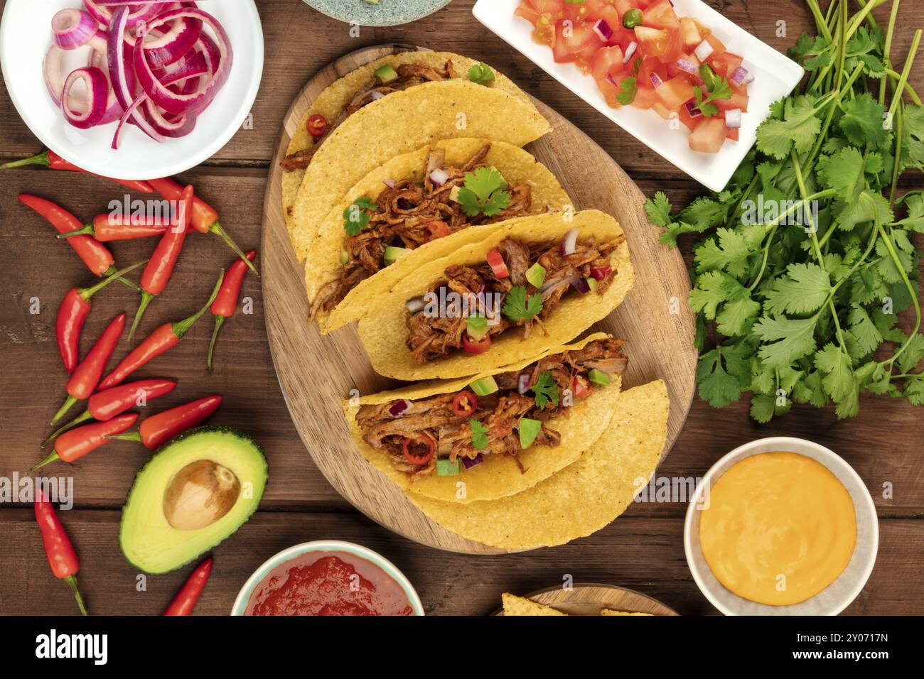 Una foto aerea messicana di tacos con estratto di carne, avocado, peperoncino, il coriandolo, salsa al formaggio, marinato cipolle, Pico de Gallo insalata e un caldo Foto Stock