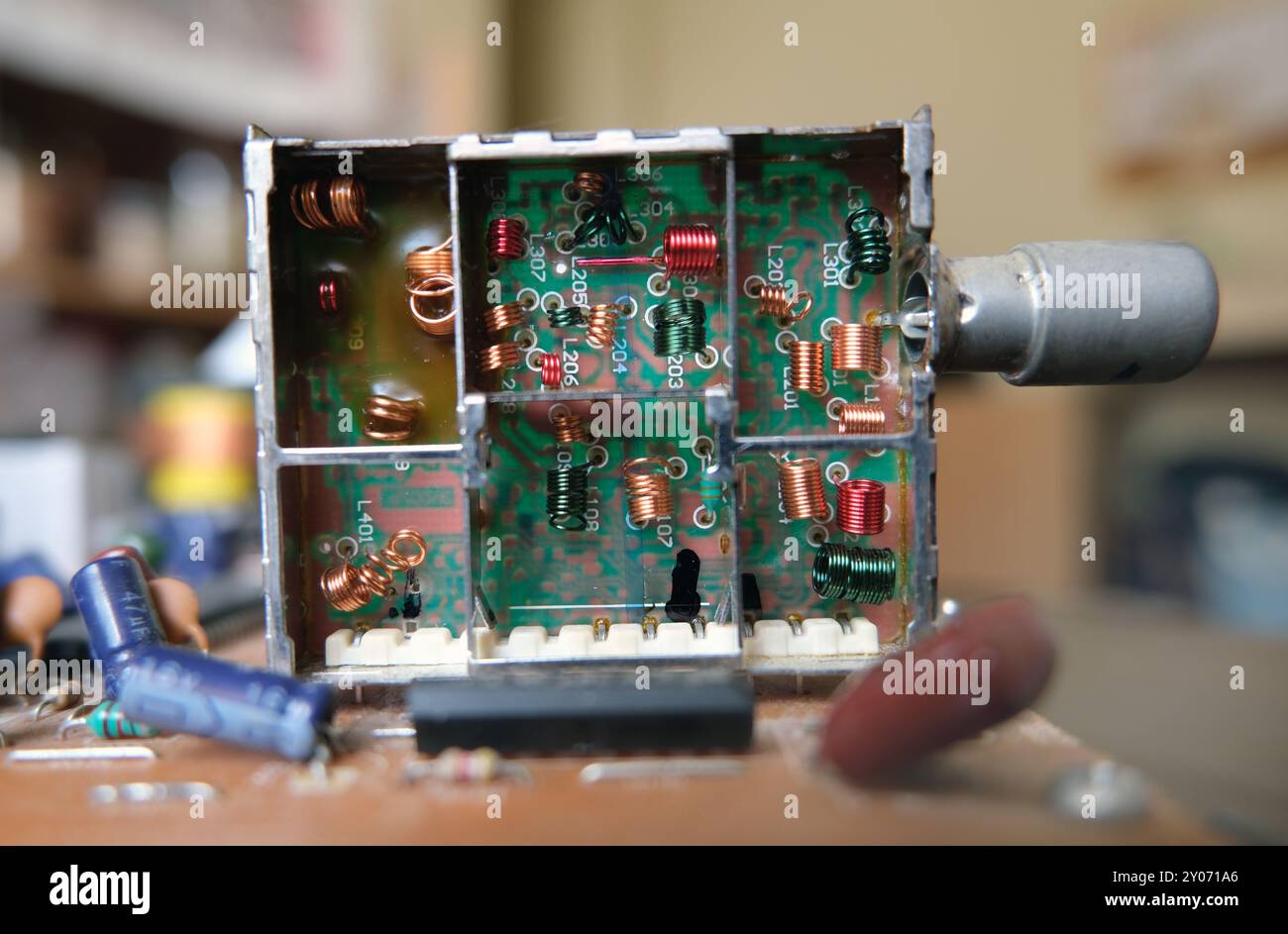 Sintonizzatore antenna. All'interno del modulo sintonizzatore TV. Induttori elettrici a nucleo d'aria su scheda a circuito stampato. Filo di rame a spirale colorato. Messa a fuoco selezionata. Foto Stock