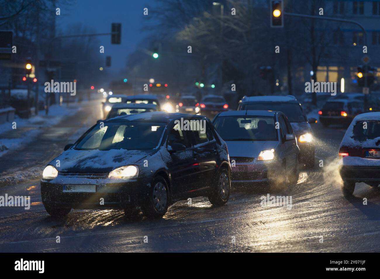 Traffico stradale in una mattina d'inverno in città Foto Stock