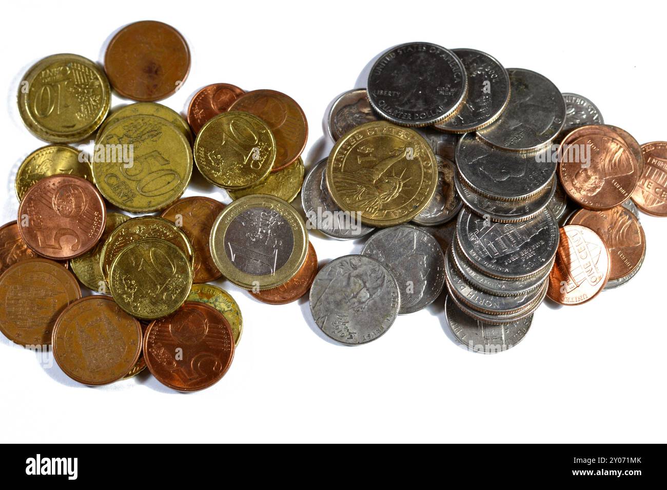 Monete monetarie europee e americane, dollari americani, euro euro euro in contanti con dollaro, monete in euro, diversi valori di centesimi, Europa e A. Foto Stock