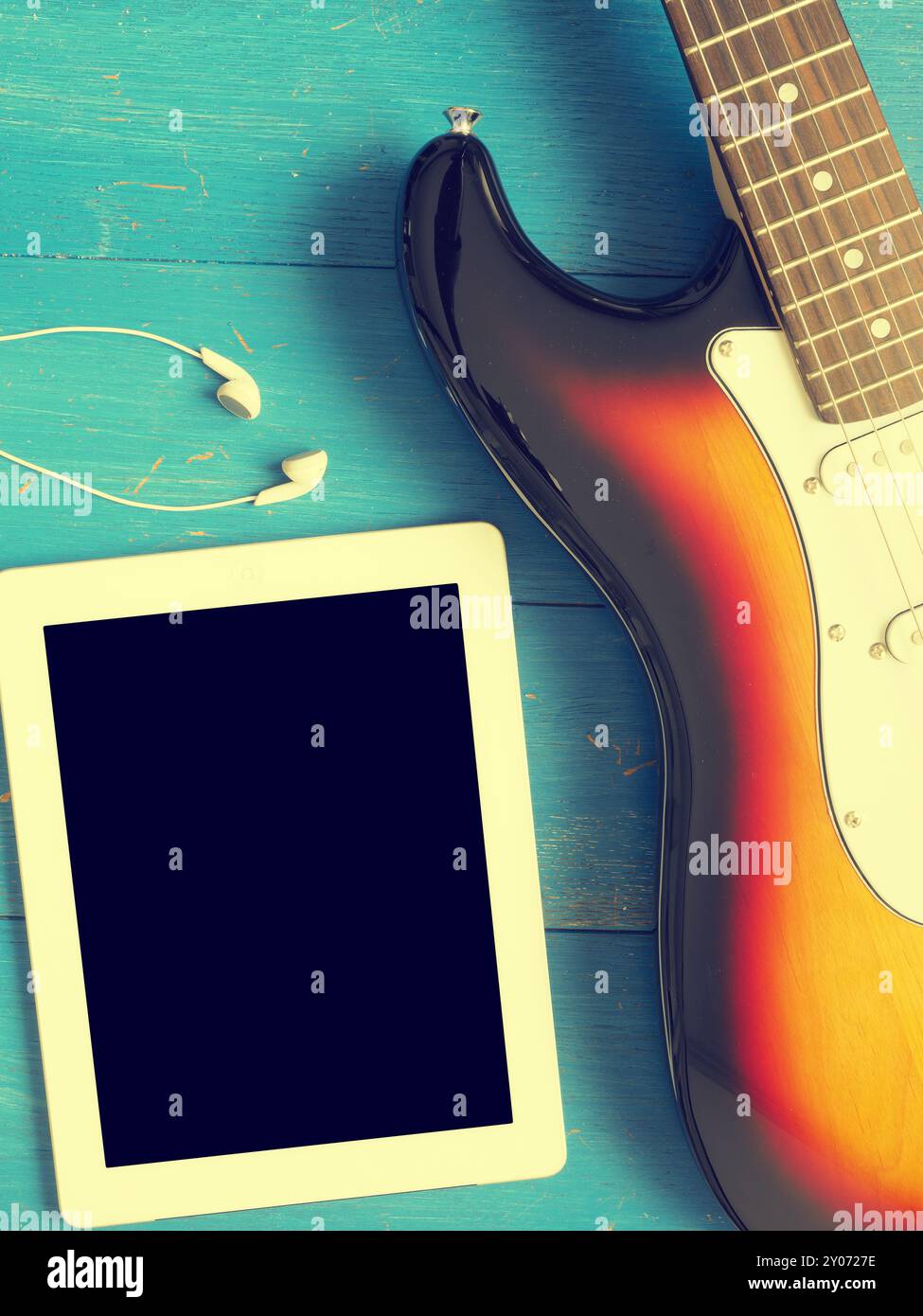 Il concetto di musica immagine, chitarra vintage con gli auricolari su un rustico sfondo di legno, Jazz, Rock o Blues music concept Foto Stock