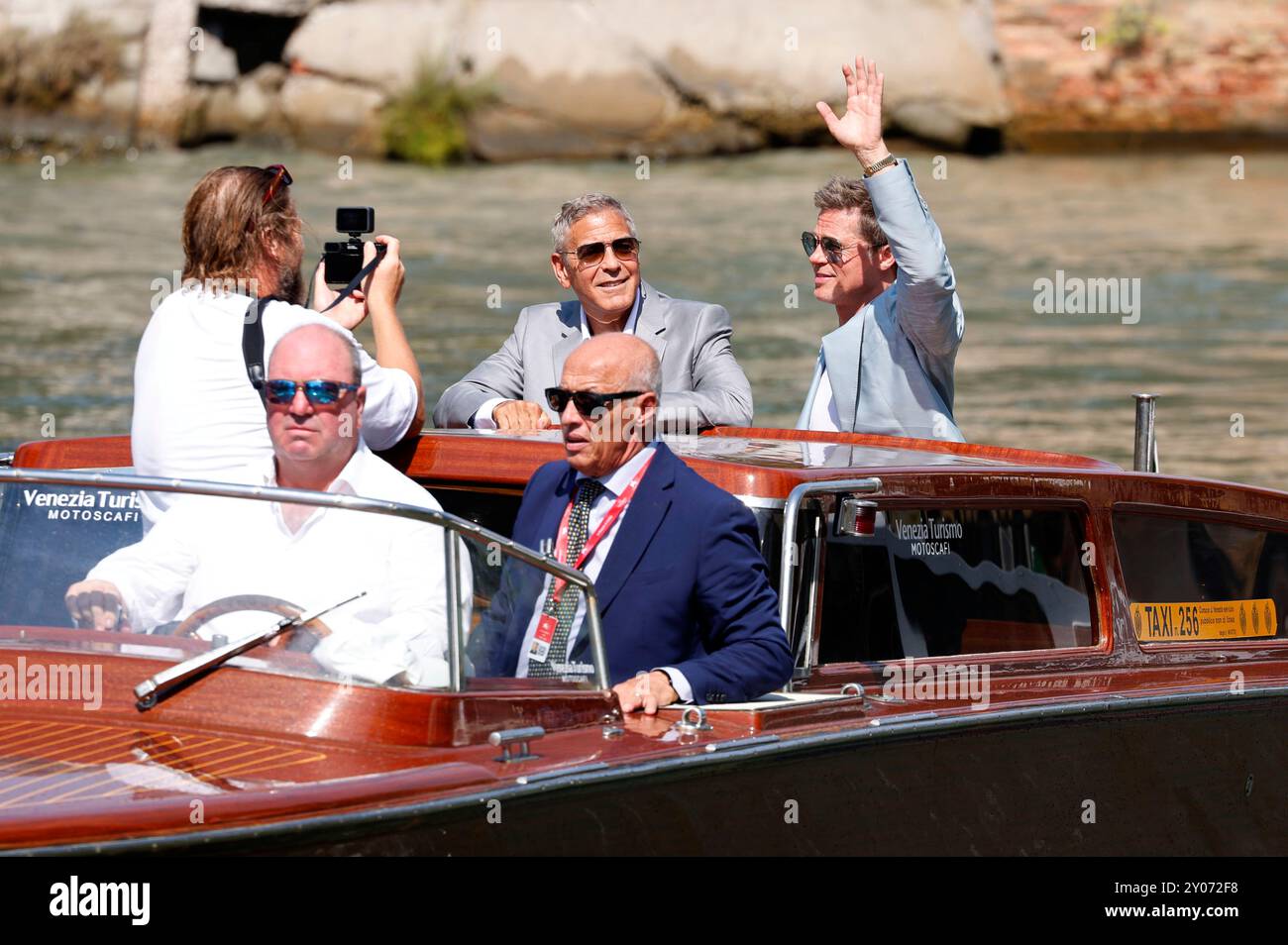 George Clooney und Brad Pitt bei der Ankunft am Pier des Palazzo del Casino auf der Biennale di Venezia 2024 / 81. Internationale Filmfestspiele von Venedig. Venedig, 01.09.2024 Foto Stock