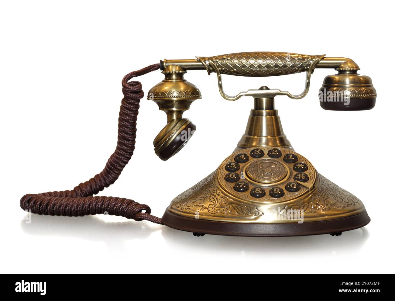 Telefono in ottone metallo con pulsante in stile antico della collezione Paramount serie Classic. Silhouette isolata di oggetti retrò su sfondo bianco con un ritaglio Foto Stock