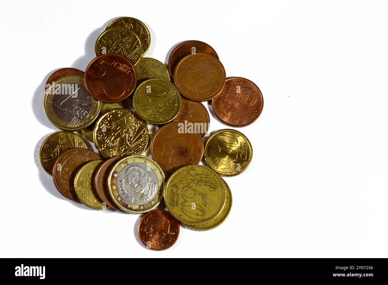 Mucchio di euro e centesimi, fondo di monete di vari valori, 2 euro, 1 euro, cinquanta 50, venti 20, 10 dieci, 5 cinque, 2 due centesimi e 1 centesimo Foto Stock