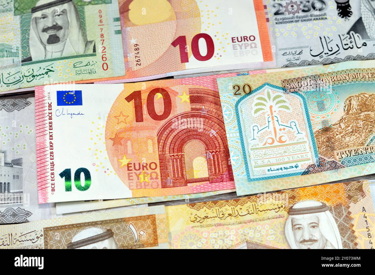 Moneta europea banconote in euro euro euro e RAS in Arabia Saudita banconote di riyal banconote, di valori diversi, moneta e stato economico della valuta Foto Stock