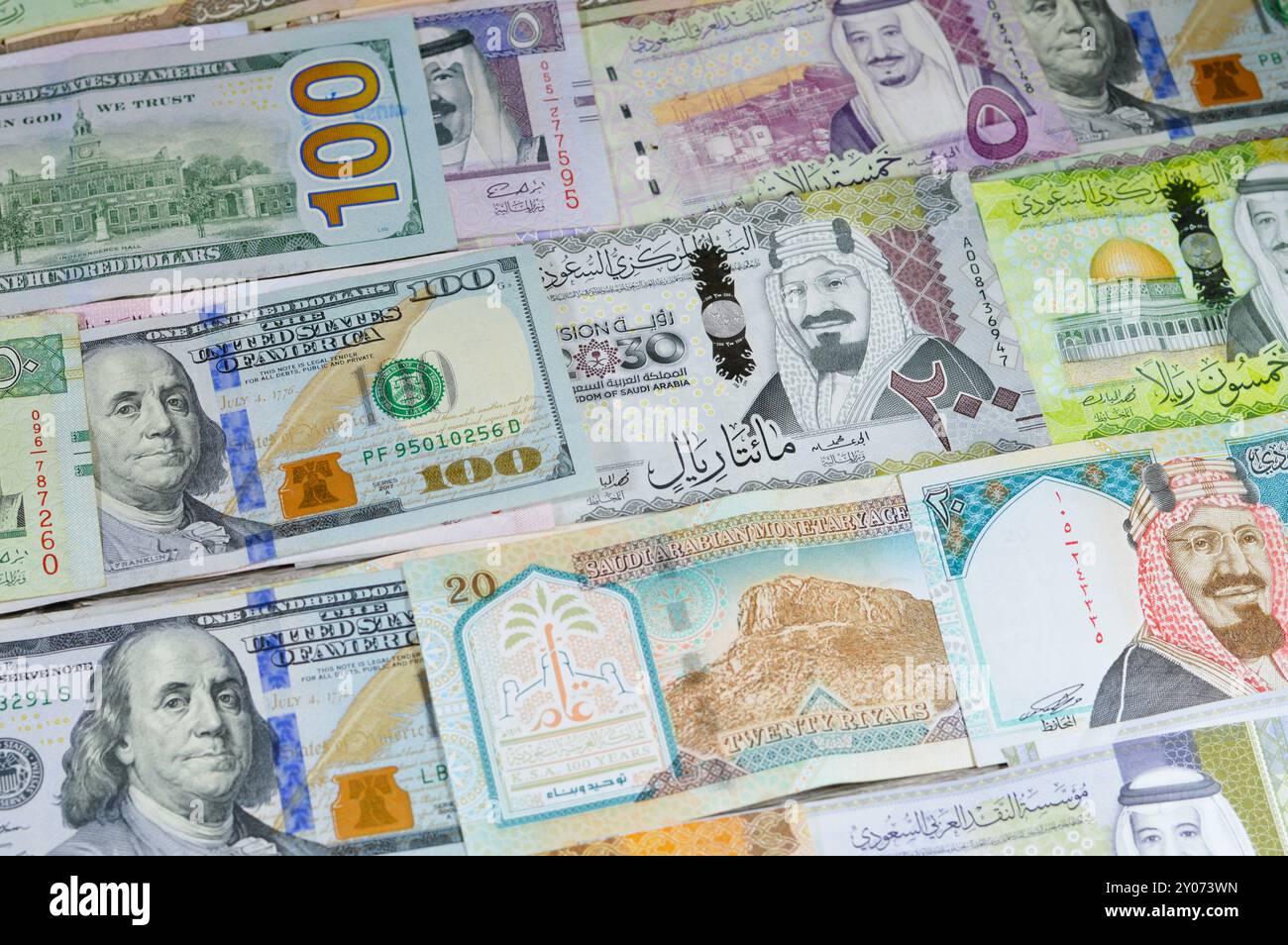 Dollari americani banconote USD e SAR Arabia Saudita banconote di riyal banconote, di diversi valori, moneta e stato economico del curre Foto Stock