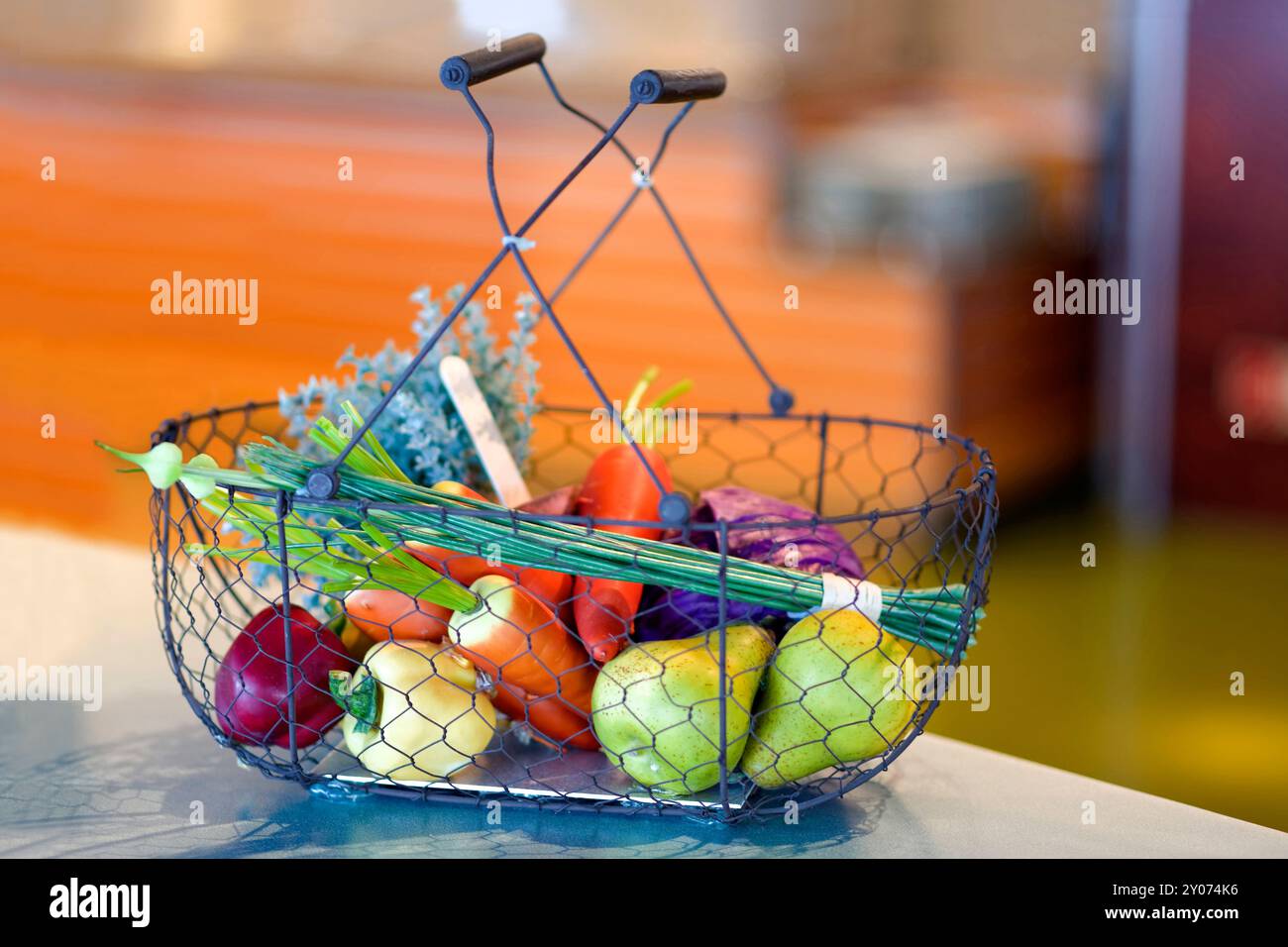 Verdure varie in un cestello in filo metallico Foto Stock