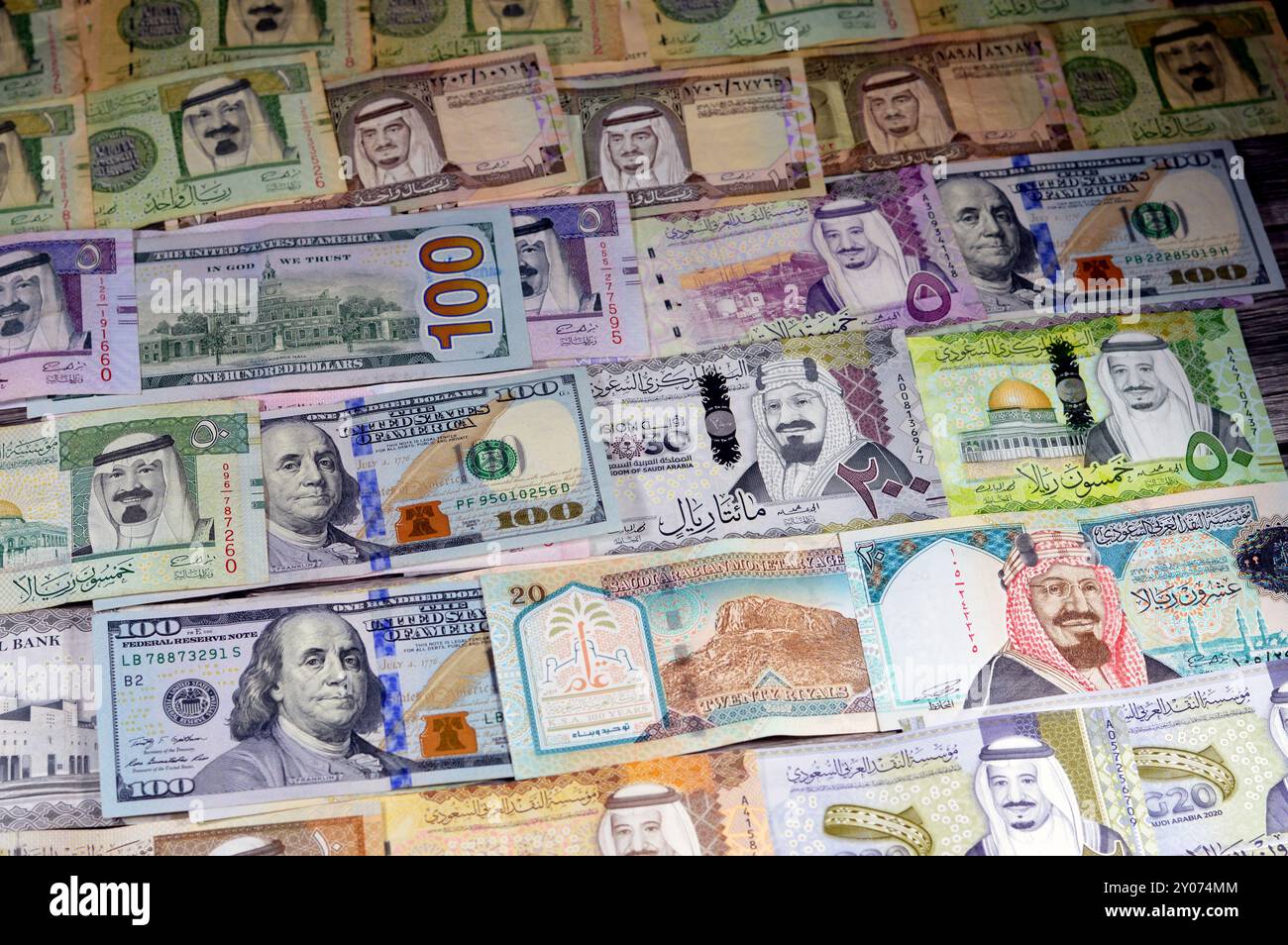Dollari americani banconote USD e SAR Arabia Saudita banconote di riyal banconote, di diversi valori, moneta e stato economico del curre Foto Stock