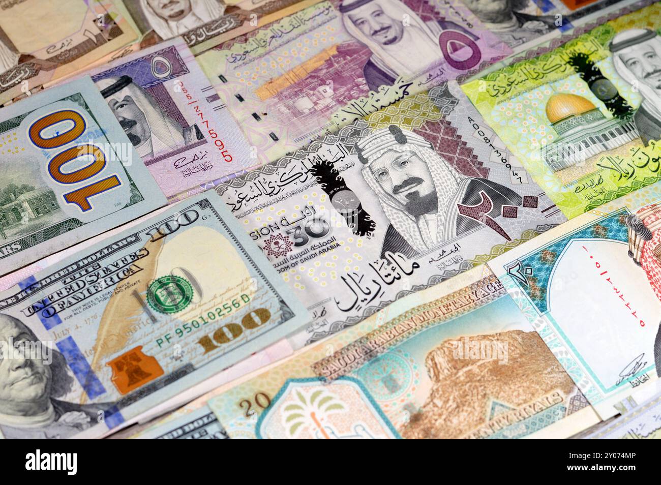 Dollari americani banconote USD e SAR Arabia Saudita banconote di riyal banconote, di diversi valori, moneta e stato economico del curre Foto Stock