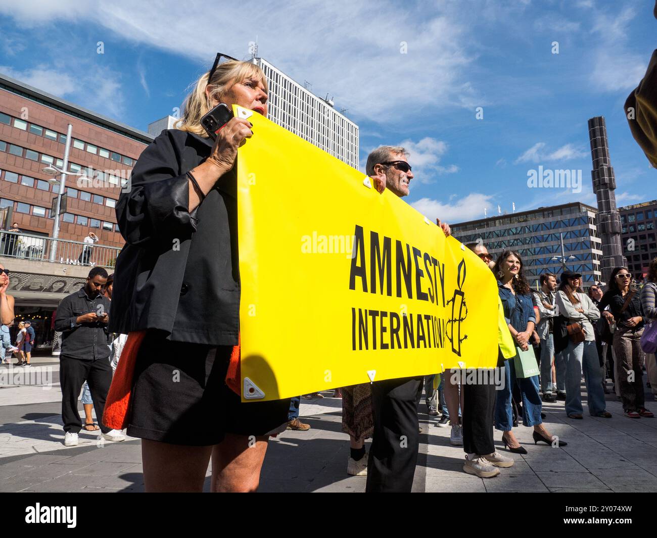 Stoccolma, Svezia - 24 agosto 2024: Una protesta pubblica ha avuto luogo a Sergels torg, dove i manifestanti si sono riuniti a sostegno dell'Islam e contro il razzismo. Foto Stock