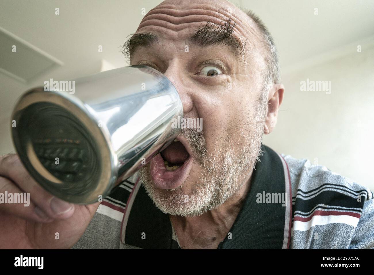 Un uomo beve il suo primo caffè la mattina Foto Stock