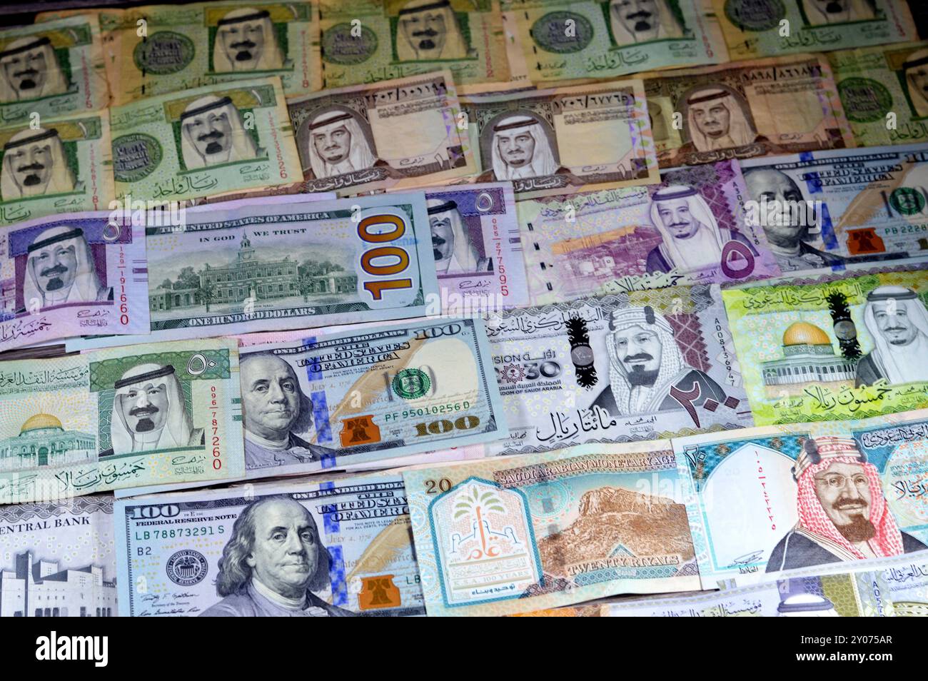 Dollari americani banconote USD e SAR Arabia Saudita banconote di riyal banconote, di diversi valori, moneta e stato economico del curre Foto Stock