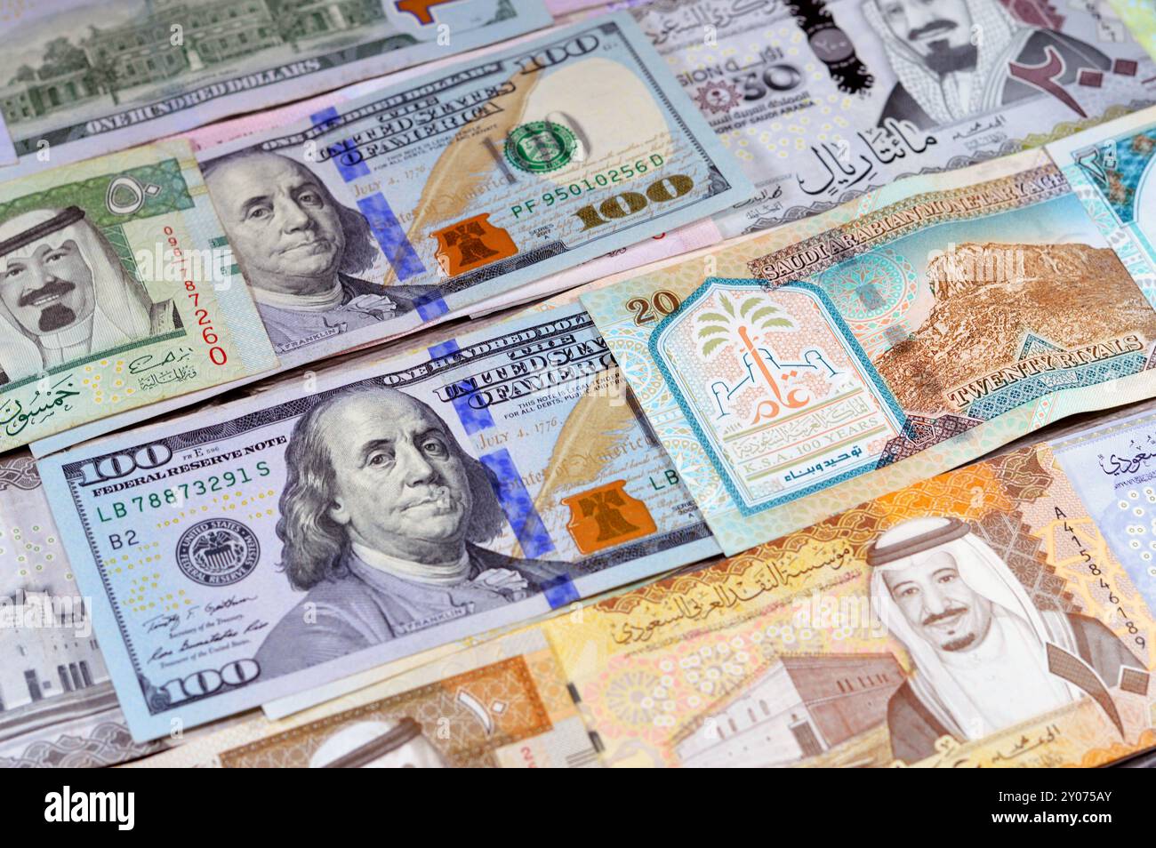 Dollari americani banconote USD e SAR Arabia Saudita banconote di riyal banconote, di diversi valori, moneta e stato economico del curre Foto Stock