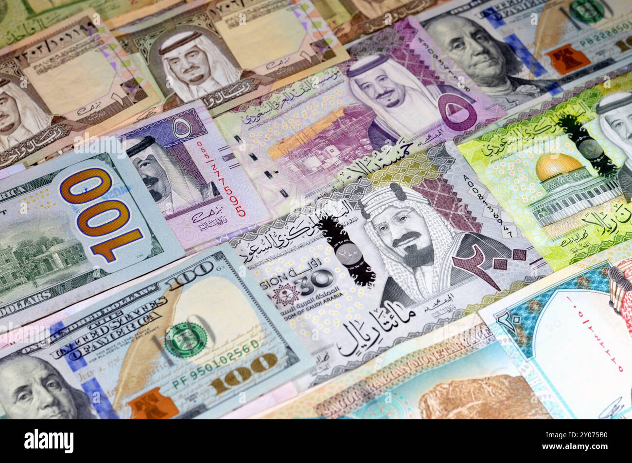 Dollari americani banconote USD e SAR Arabia Saudita banconote di riyal banconote, di diversi valori, moneta e stato economico del curre Foto Stock