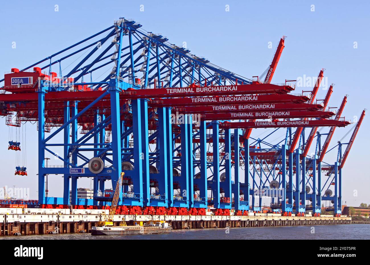 Der HHLA Container Terminal Burchardkai ist die groesste und aelteste Anlage fuer den Containerumschlag im Hamburger Hafen Foto Stock