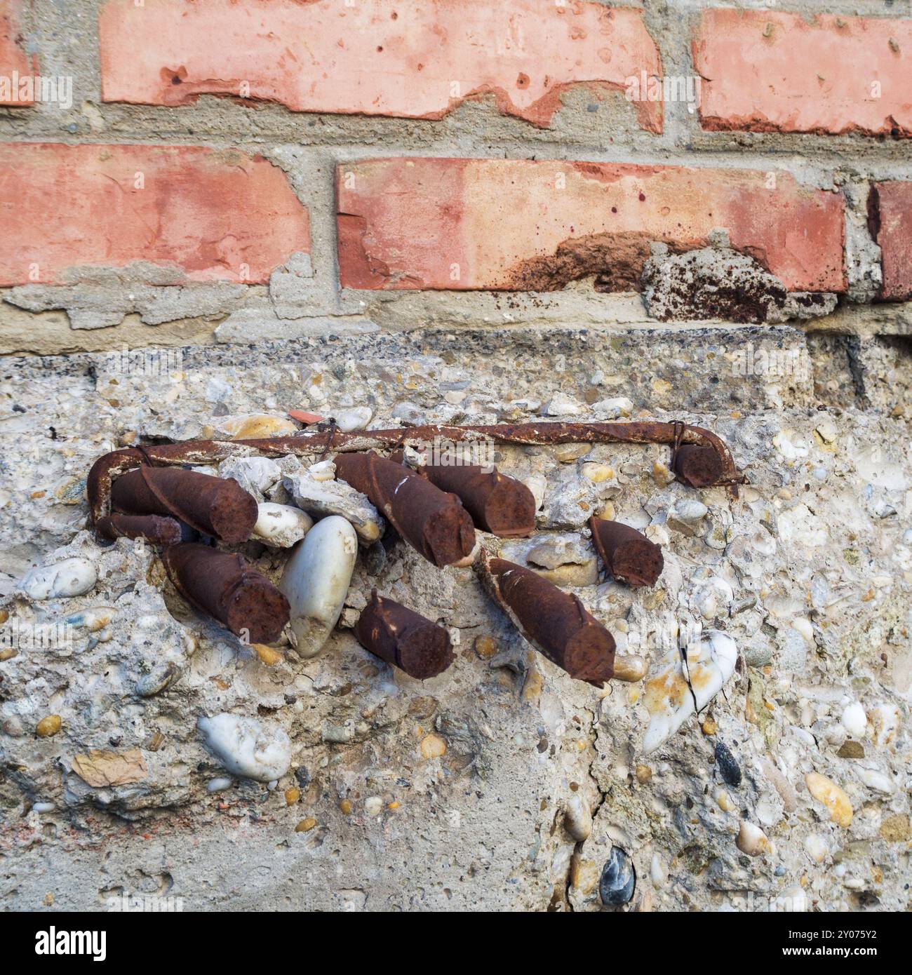 Rinforzo in ferro e acciaio che sporge dal muro di una casa demolita Foto Stock