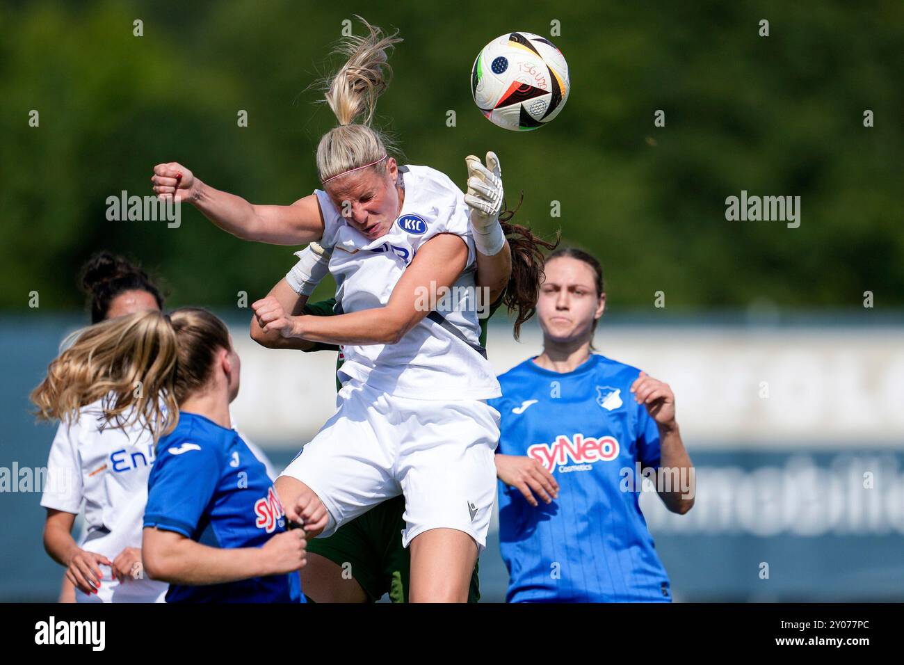 St. Leon Rot, Germania. 1 settembre 2024. Torschützin Melissa Zweigner-Genzer (KSC, 10) erzielt das Tor zum 4:3, Treffer, Torerfolg, highlight, azione, Aktion, Spielszene, im Strafraum, Strafraumszene, 01.09.2024, St. Leon-Rot (Deutschland), Fussball, Regionalliga Süd, TSG 1899 Hoffenheim U20 - Karlsruher SC, LE NORMATIVE DFB/DFL VIETANO QUALSIASI USO DI FOTOGRAFIE COME SEQUENZE DI IMMAGINI E/O QUASI-VIDEO. Credito: dpa/Alamy Live News Foto Stock