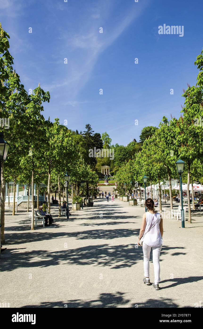 Baden bei Wien, Vienna, Austria, 25.04.2015: Vista delle persone che camminano nel parco Kurpark vicino al casinò, giornata di sole, Europa Foto Stock