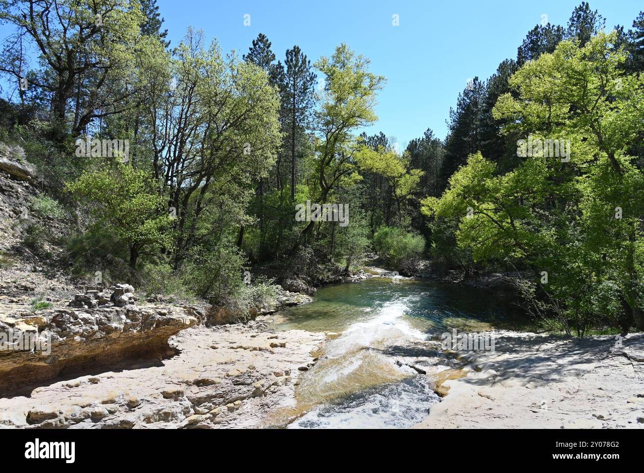 Cascade & Rocks of the Trou des Rauques sul fiume Lauzon Montlaux Alpes-de-Haute-Provence Provence Francia Foto Stock