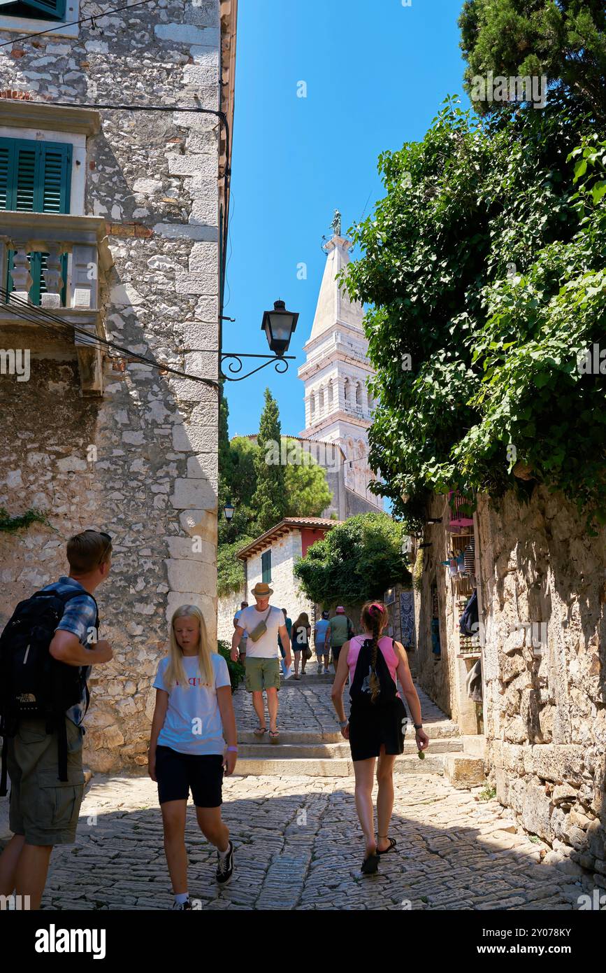 Turisti da tutto il mondo nel centro storico di Rovigno in Croazia Foto Stock