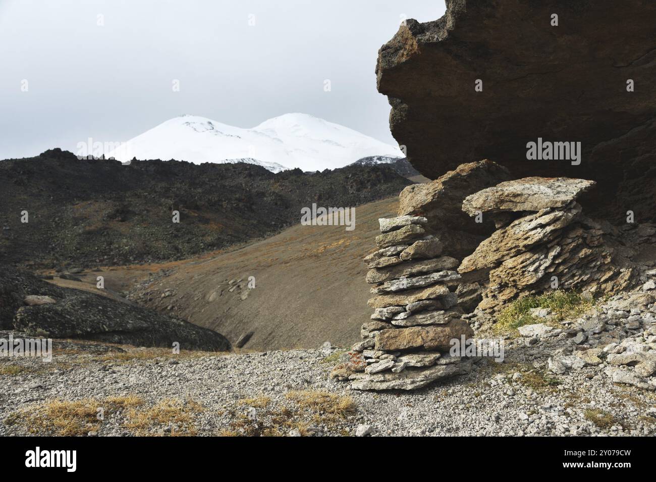 Le pietre Zen si accumulano nelle montagne caucasiche Foto Stock