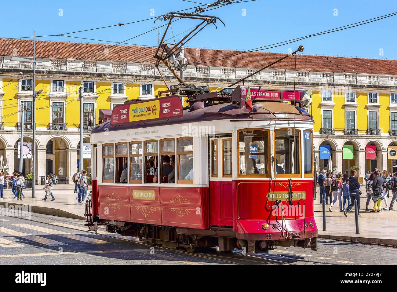 Lisbona, Portogallo, 27 marzo 2018: Tram turistico rosso, simbolo di Lisbona e piazza del commercio del centro, Europa Foto Stock