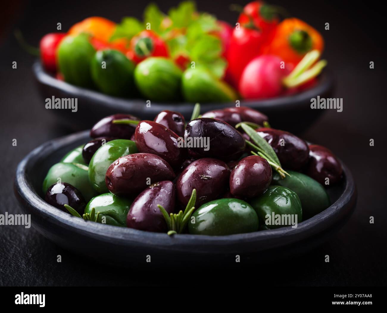 Variazione delle olive con materie snack vegetale in background Foto Stock