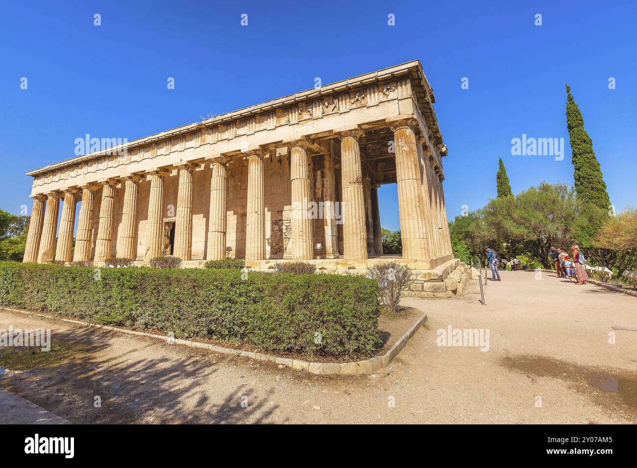 Atene, Grecia, 14 ottobre 2016: Turisti vicino al tempio di Efesto ad Atene, Grecia, Europa Foto Stock