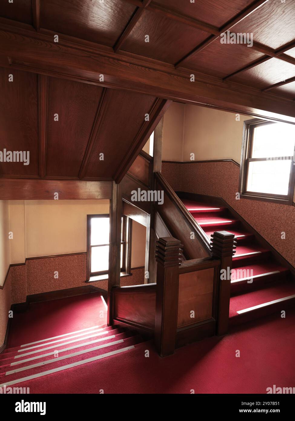 Antiche scale in legno con tappeti rossi in giapponese ryokan hotel Foto Stock