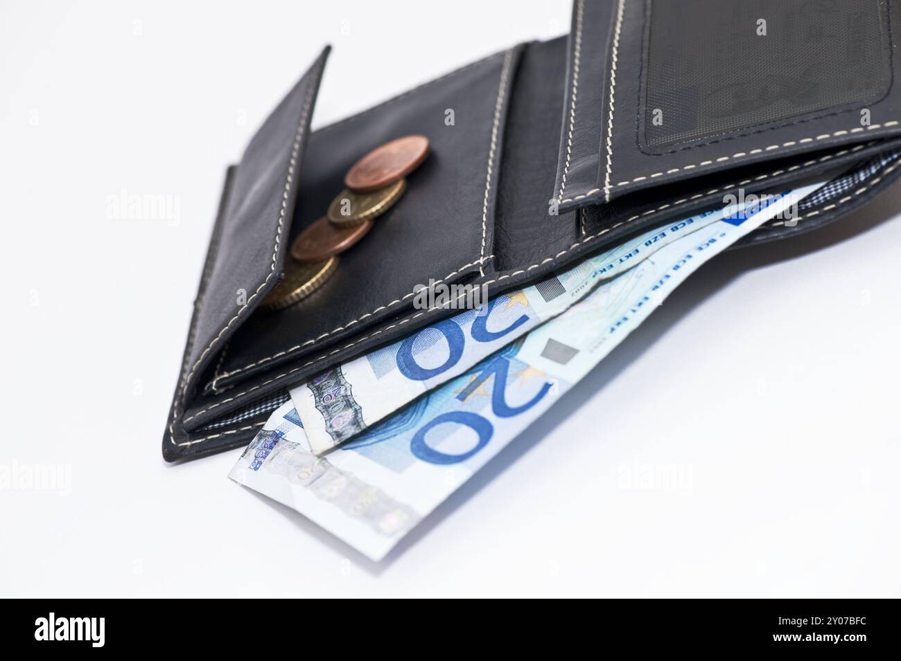 Portafoglio nero in pelle su sfondo bianco Foto Stock